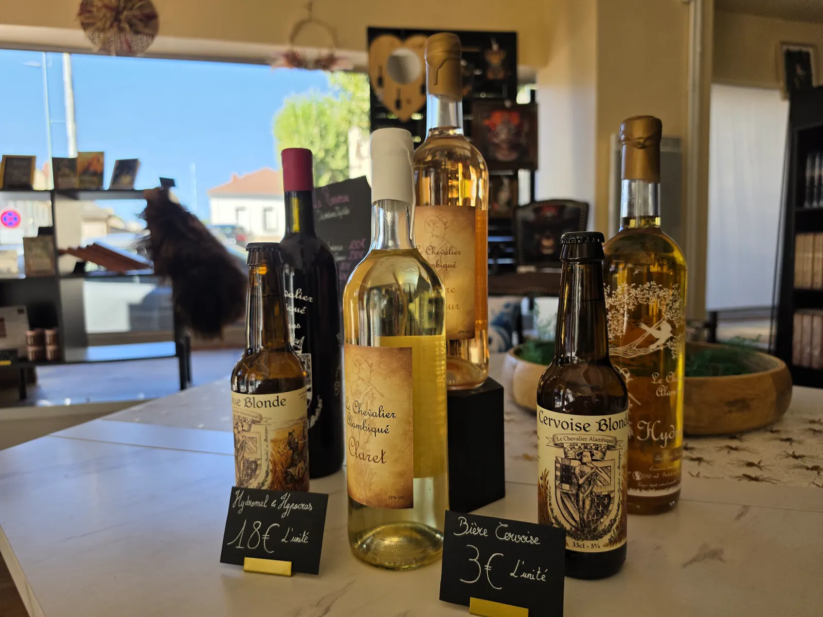 Bouteilles de bières et d'hydromel d'un producteur local exposées en boutique