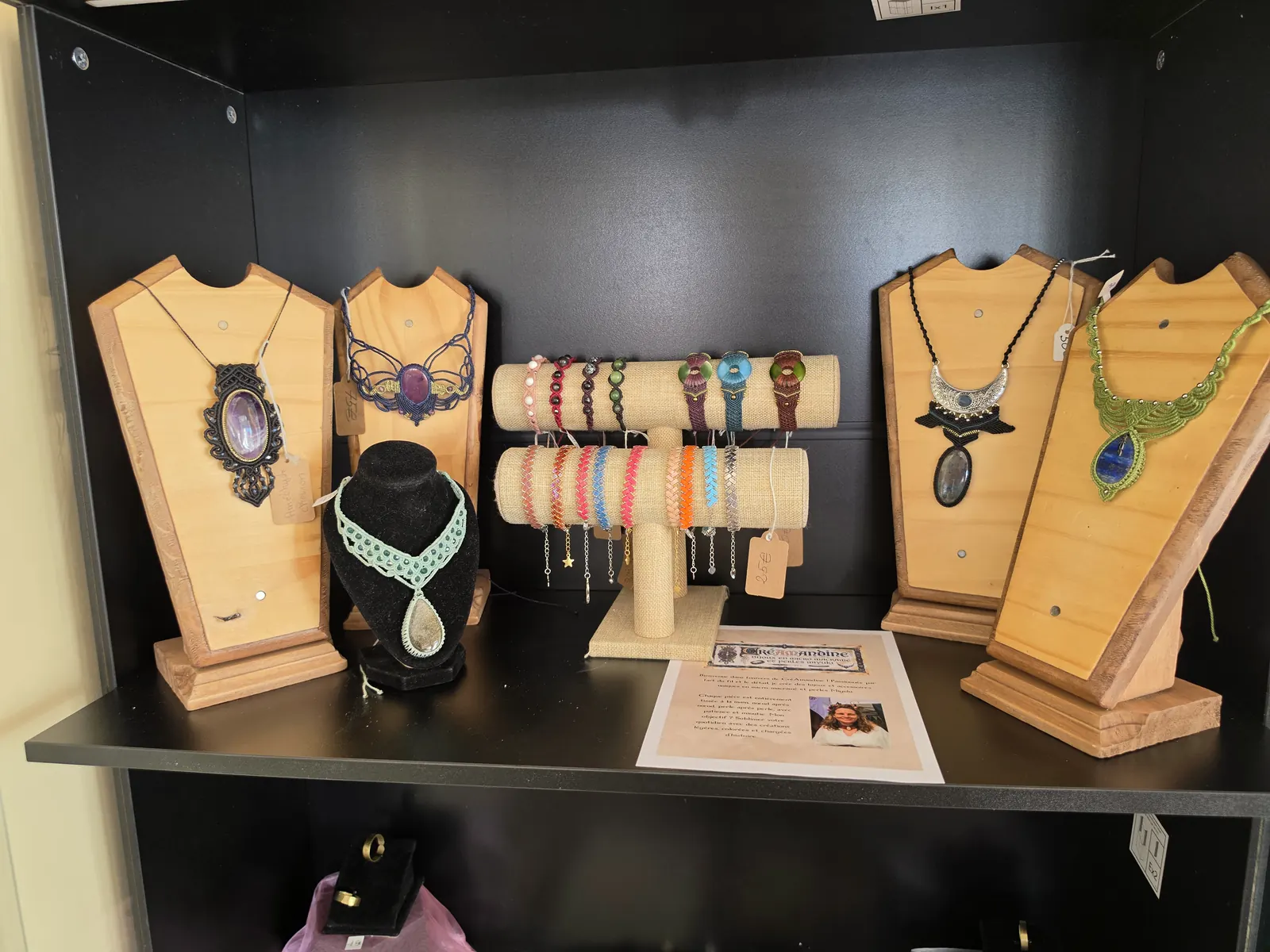 Créations d'un artisan bijoutier exposées dans la boutique Corpus & Artifex