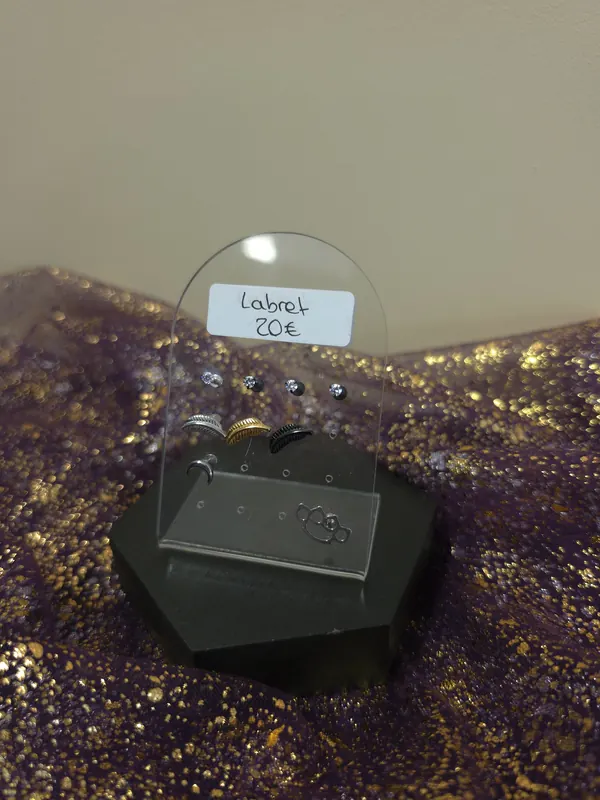Labrets à 20 € sur présentoir