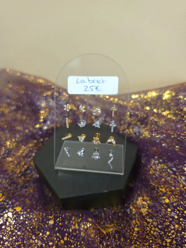 Labrets sertis de strass à 25 €