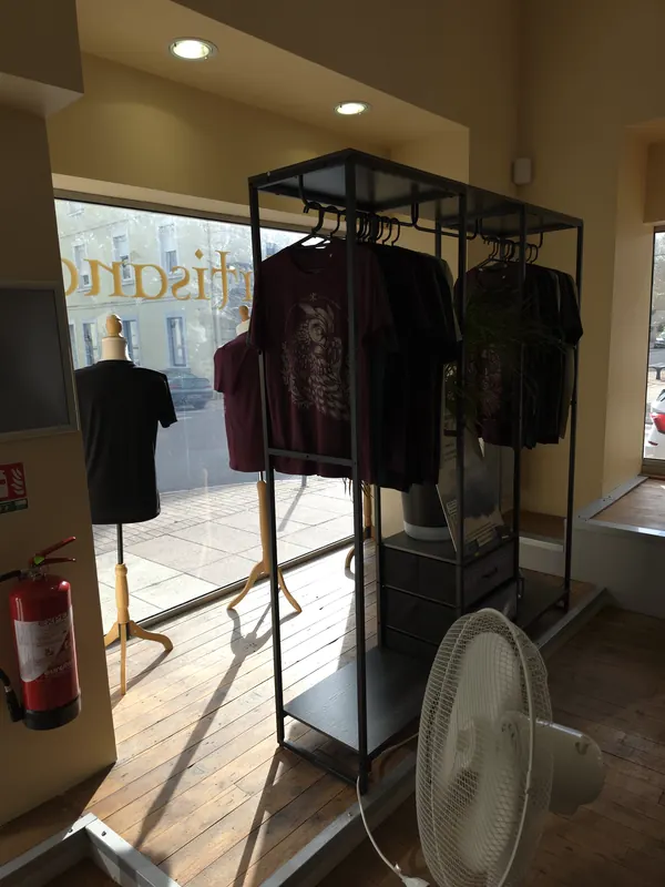 Intérieur de la boutique, portants de textiles