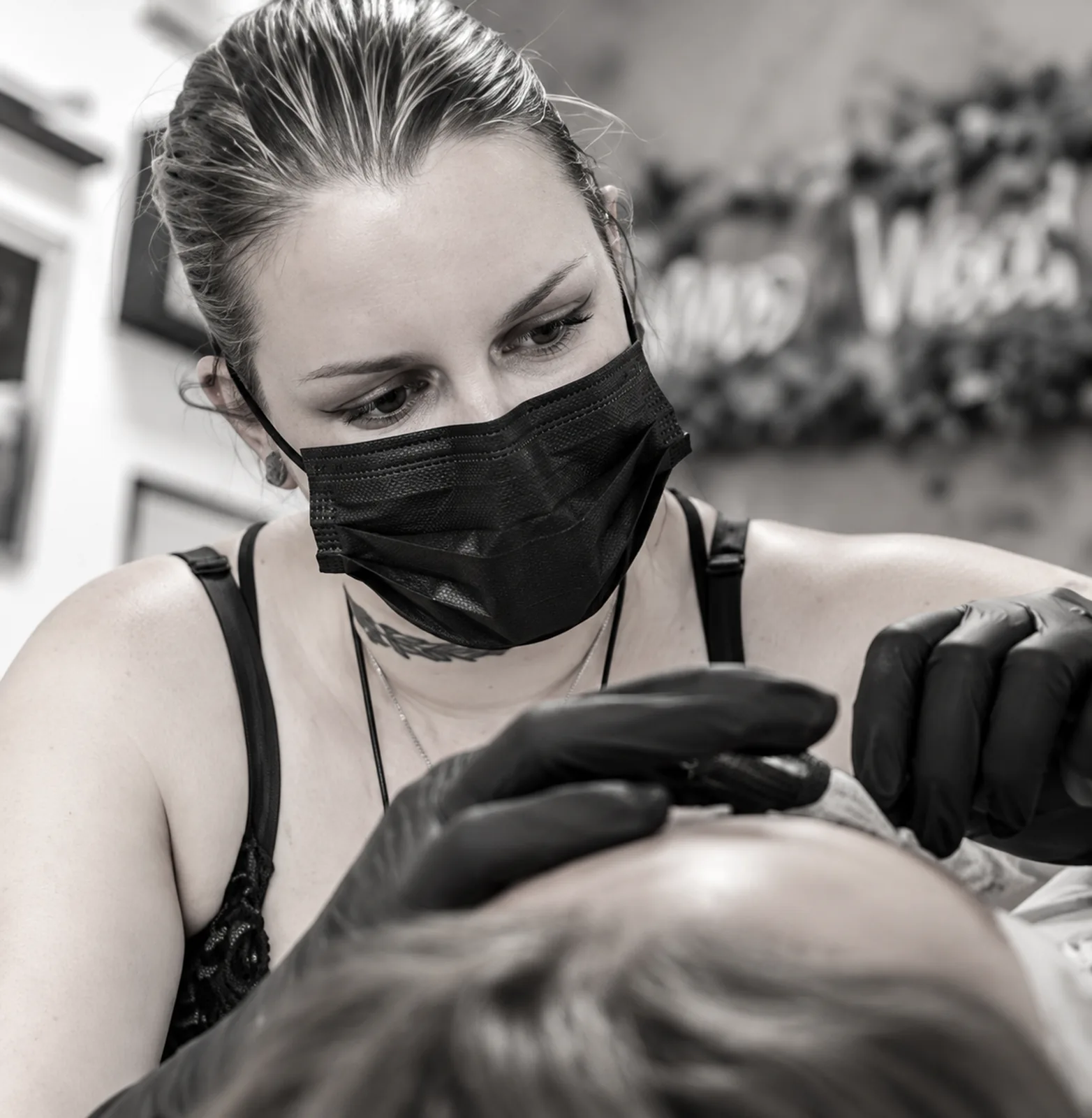 Émilienne, perceuse au studio Corpus & Artifex, en train de poser un piercing