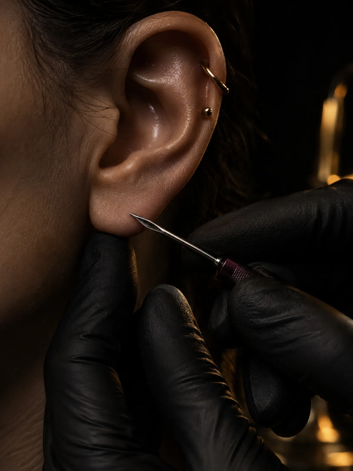 Perçage d'un lobe d'oreille à la needle blade au studio Corpus & Artifex