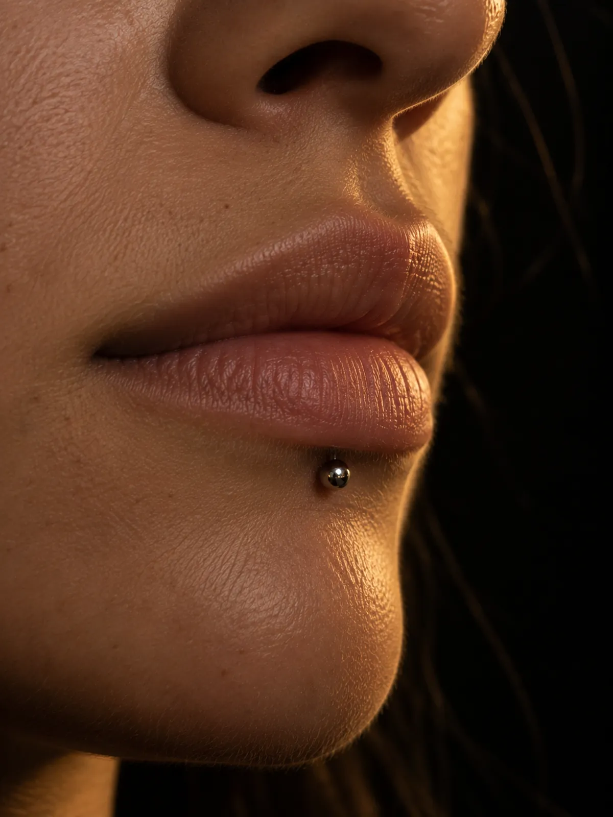 Bouche au repos portant un labret en titane sous la lèvre inférieure