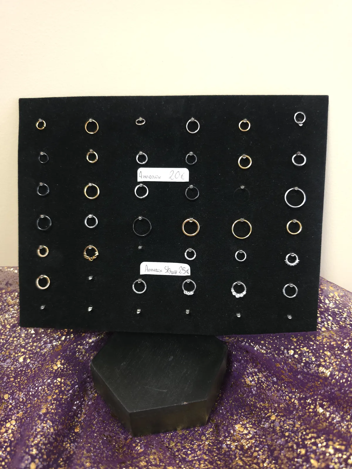 Présentoir d'anneaux de piercing du studio