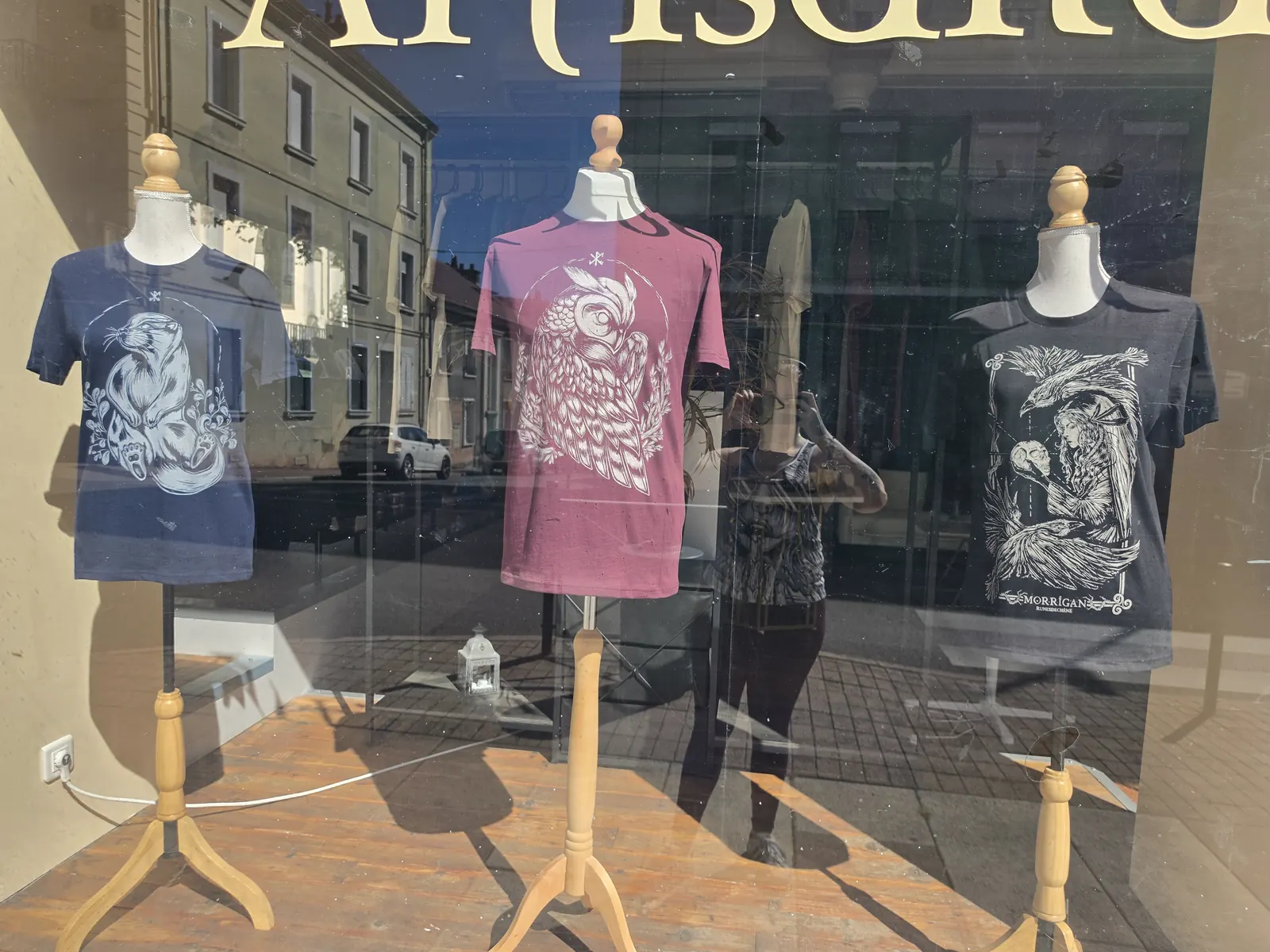 Vitrine de t-shirts sérigraphiés du studio Corpus & Artifex